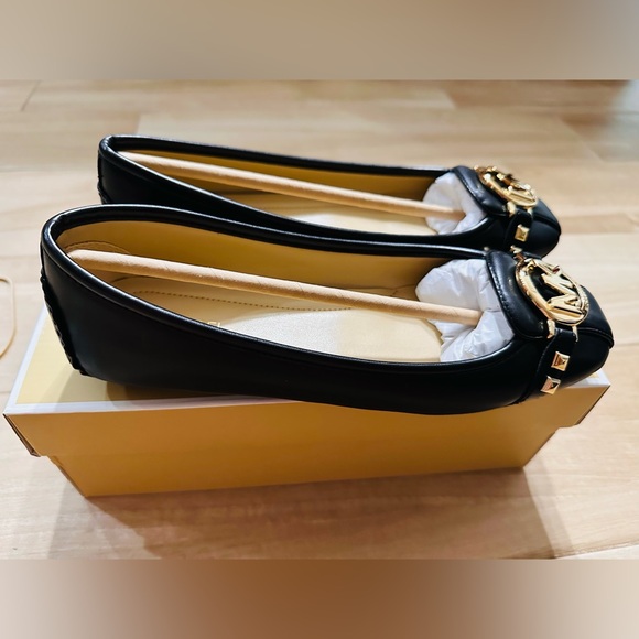 NIB MICHAEL KORS FULTON Flat Leather Black With Gold Hardware Sz 6.5 - Picture 4 of 6